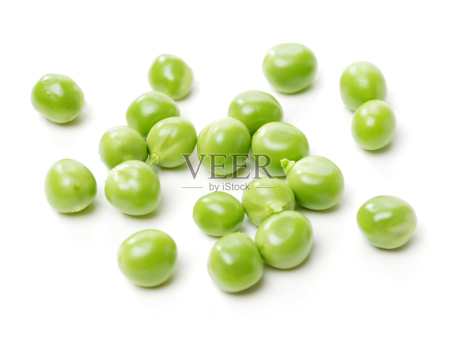 新鲜的绿色豌豆孤立在白色上照片摄影图片