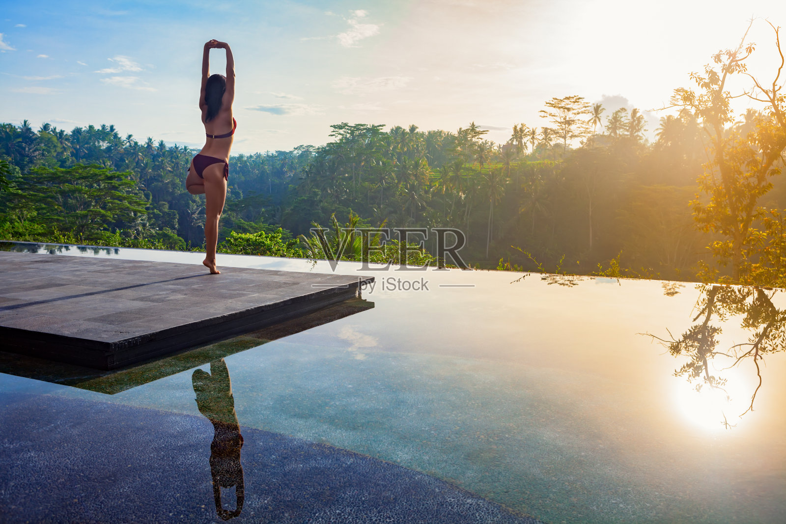 早上好，在日出背景下冥想的女性瑜伽。照片摄影图片