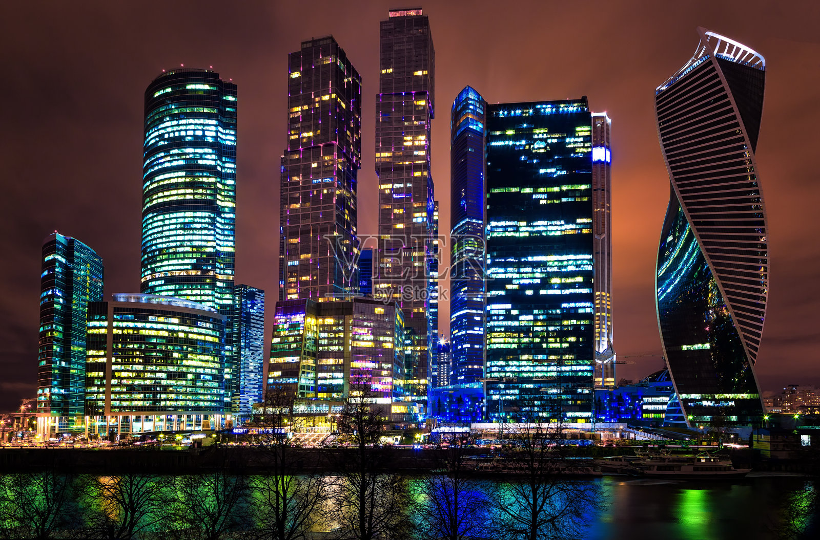 莫斯科摩天大楼和夜晚的河流，俄罗斯照片摄影图片