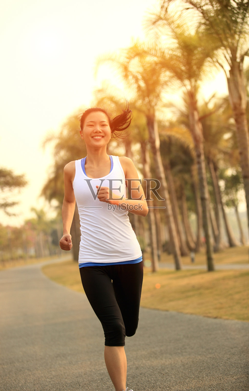 健康生活方式亚洲女人在热带公园慢跑照片摄影图片