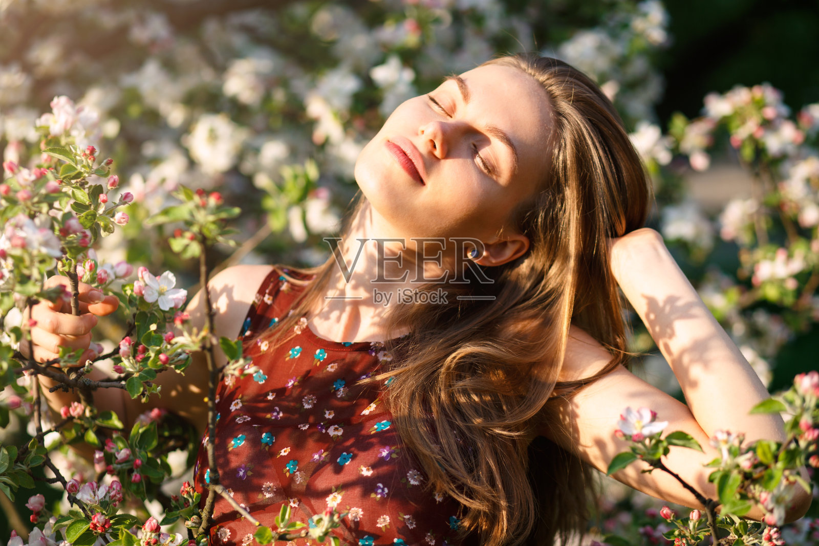 美丽的年轻女子正在享受春天的气息和阳光照片摄影图片