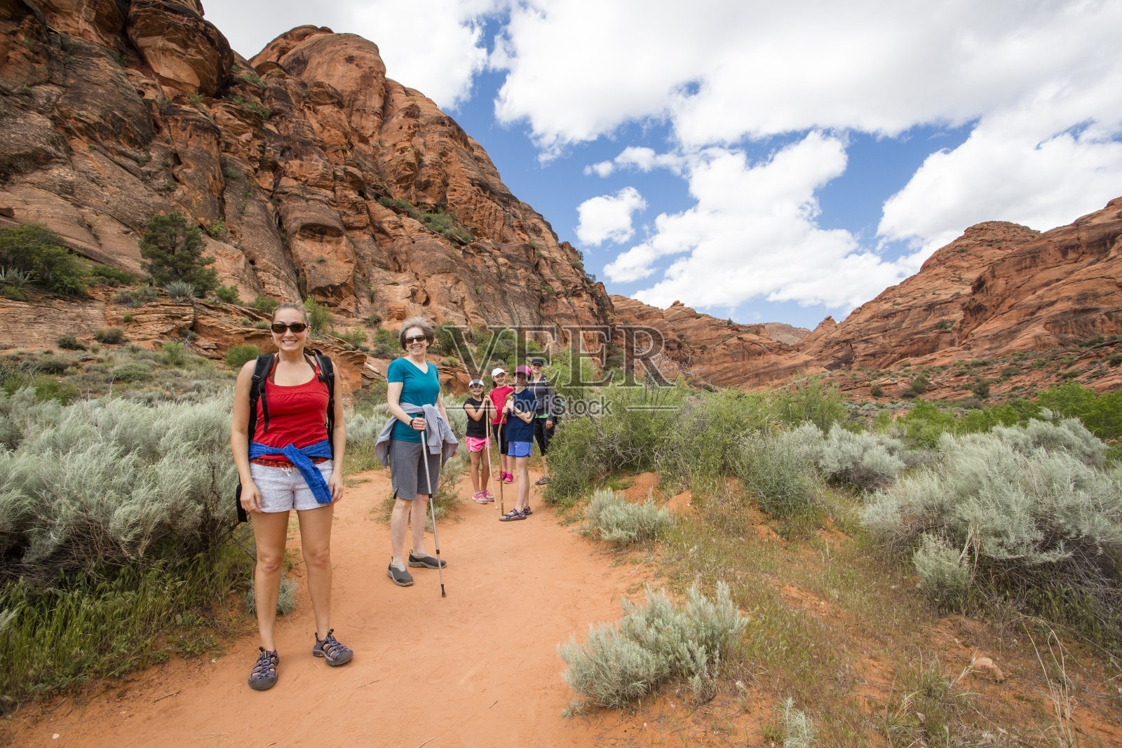 一群人在美国美丽的沙漠悬崖徒步旅行照片摄影图片
