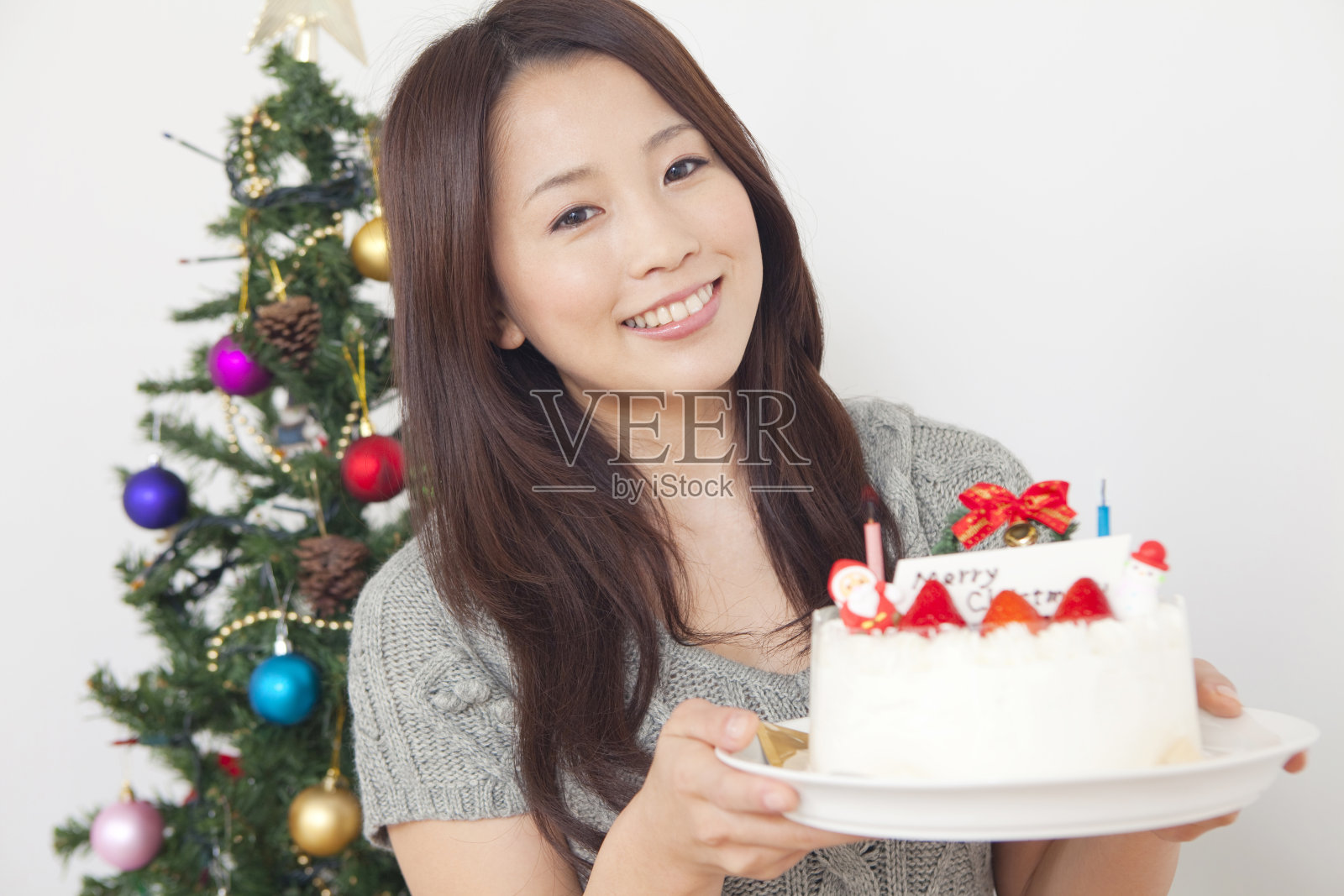 拿着圣诞蛋糕的女人照片摄影图片