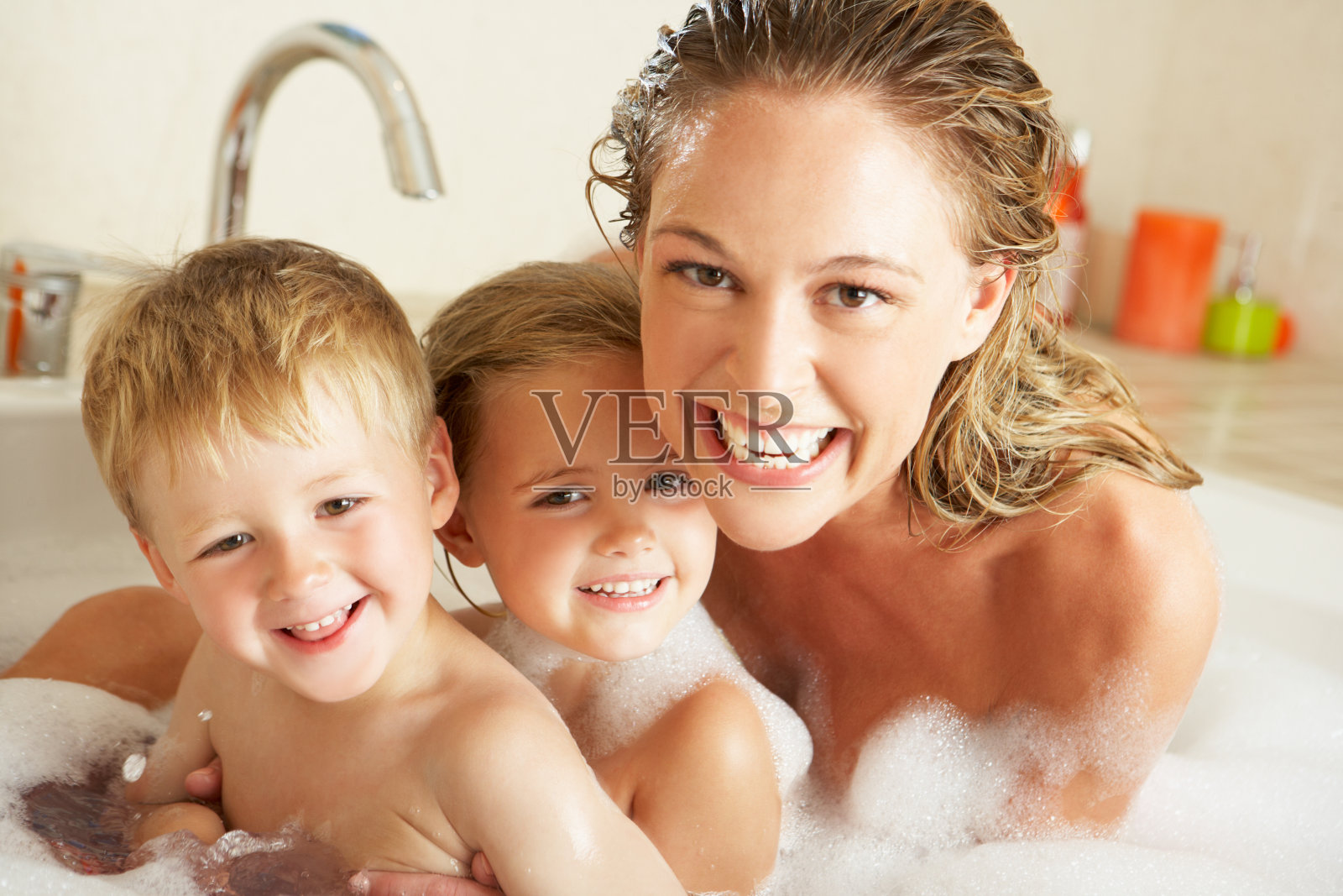 母亲与孩子放松在泡泡浴照片摄影图片