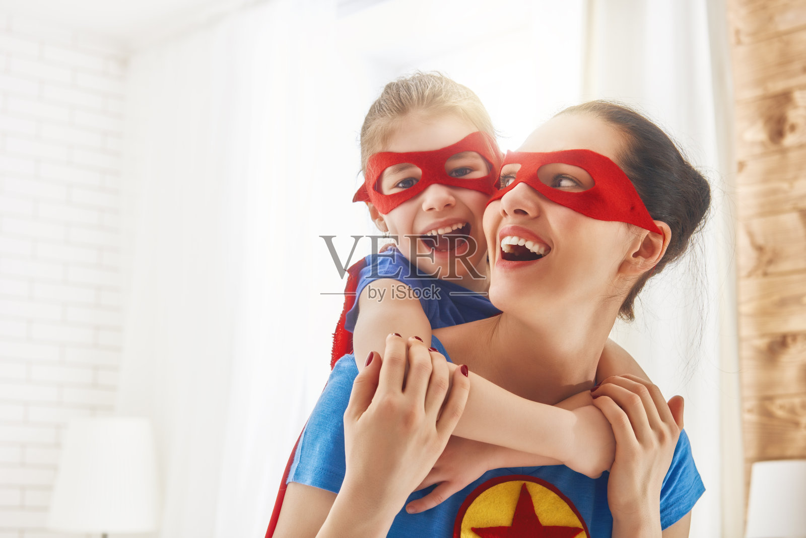 女孩和妈妈穿着超级英雄服装照片摄影图片