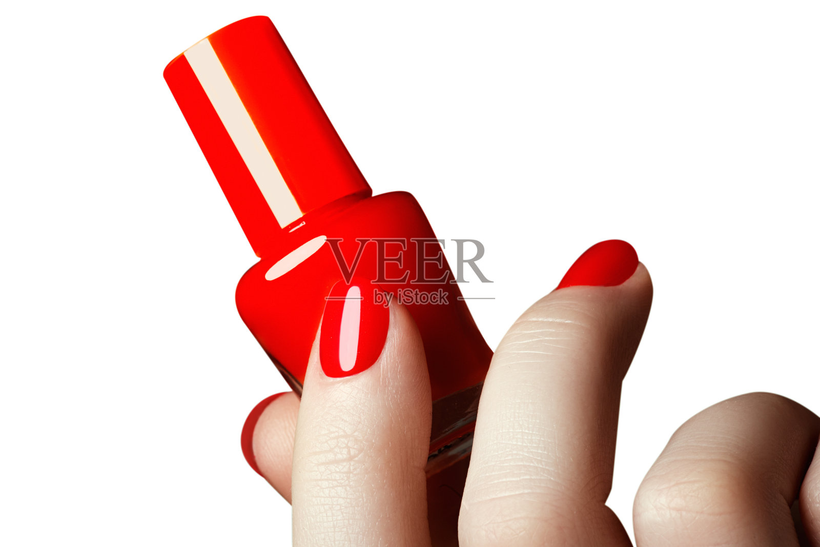 修指甲。漂亮的修剪过的女人的手用红色指甲油照片摄影图片