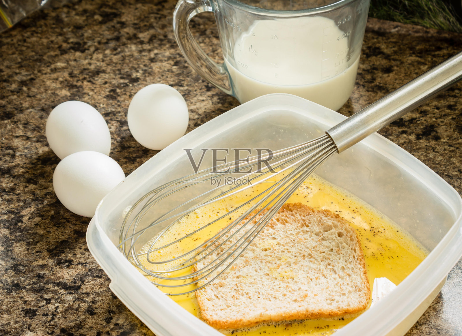 准备法式吐司加鸡蛋和牛奶。照片摄影图片