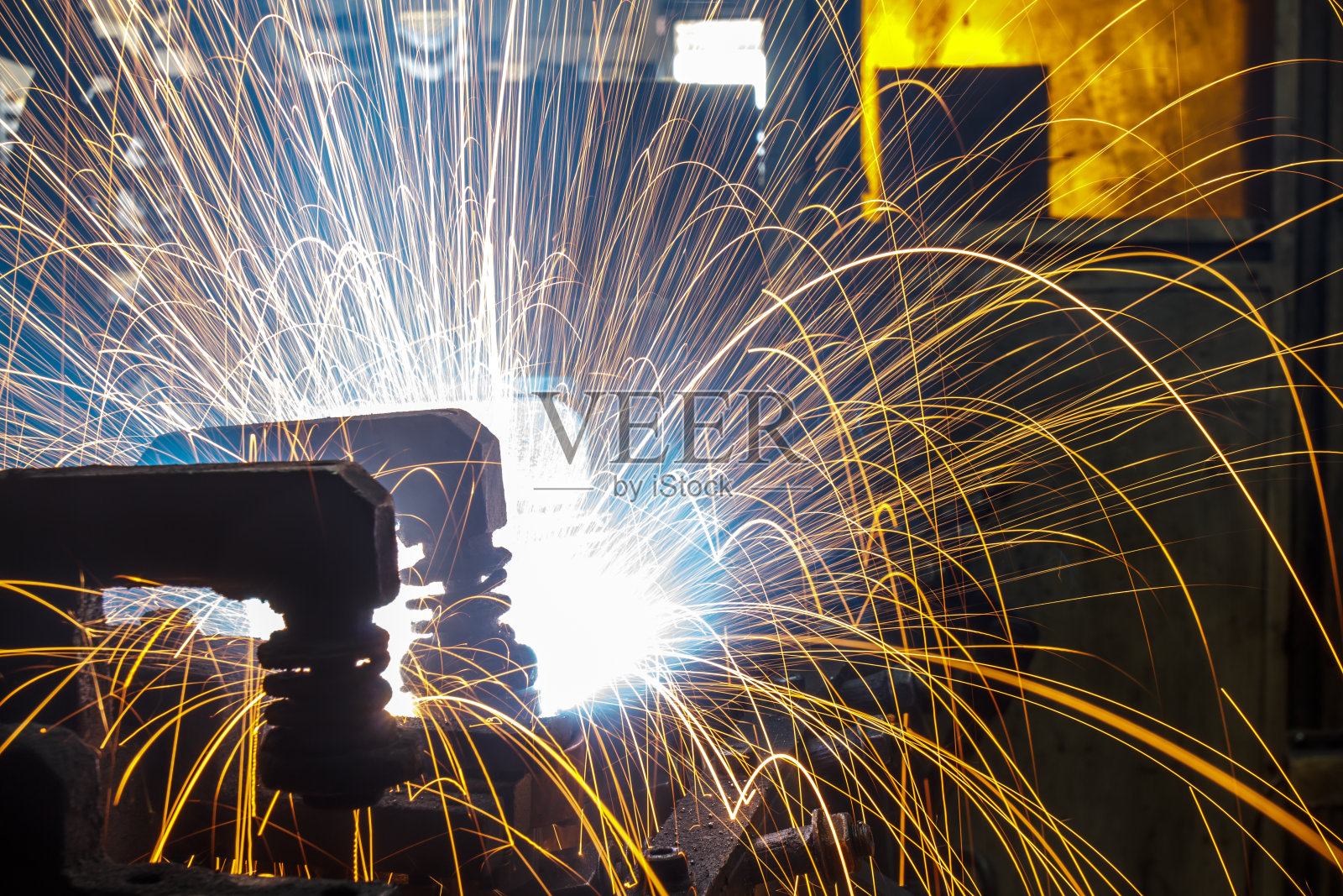 焊接机器人在汽车工厂里移动照片摄影图片