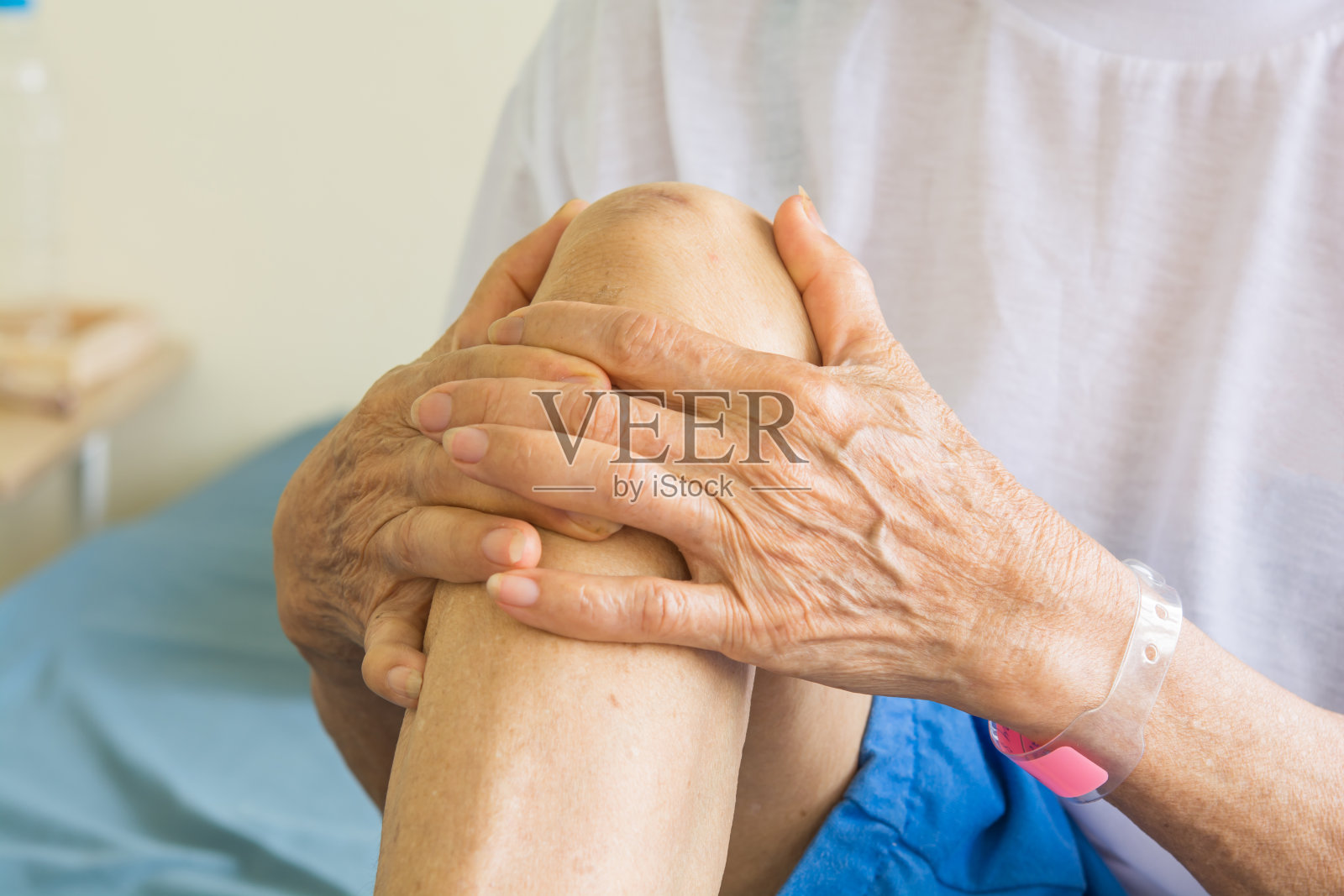 老年妇女膝盖疼痛照片摄影图片