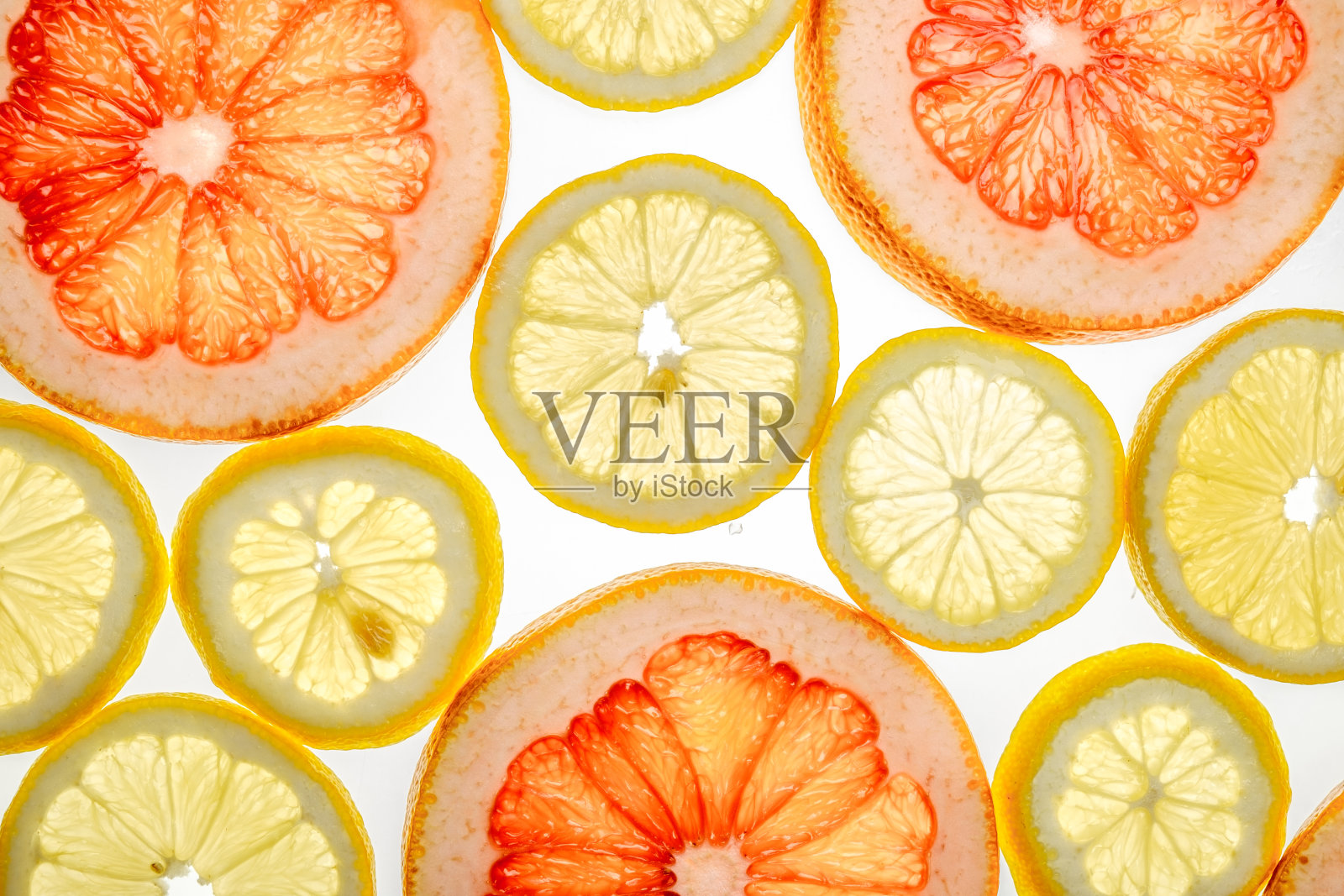 鲜甜的葡萄柚和柠檬片。多汁透明的水果上白色插画图片素材