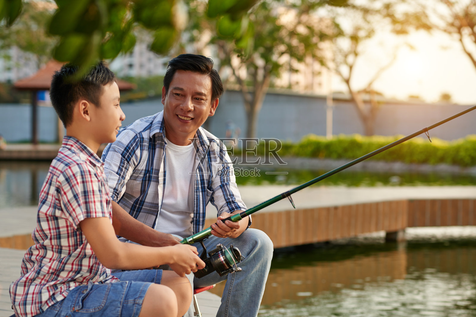 快乐的亚洲男人和他的儿子共度周末照片摄影图片