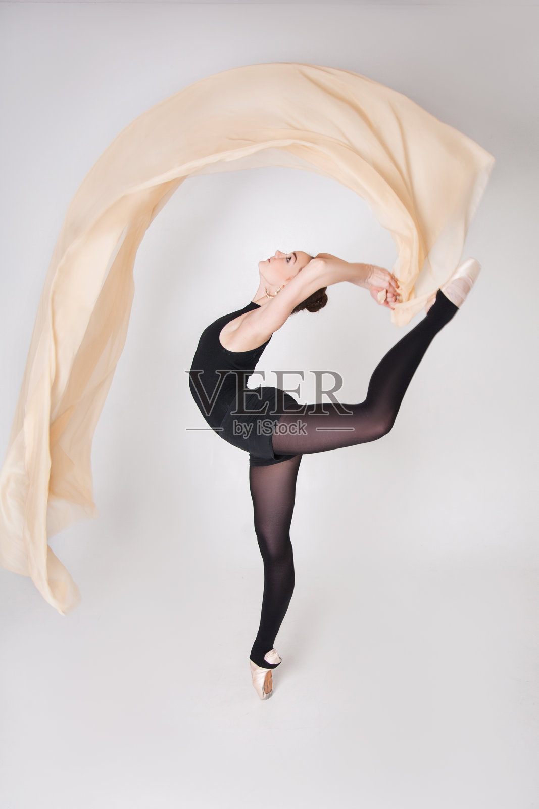 芭蕾舞者与空气自由飞行的布料照片摄影图片