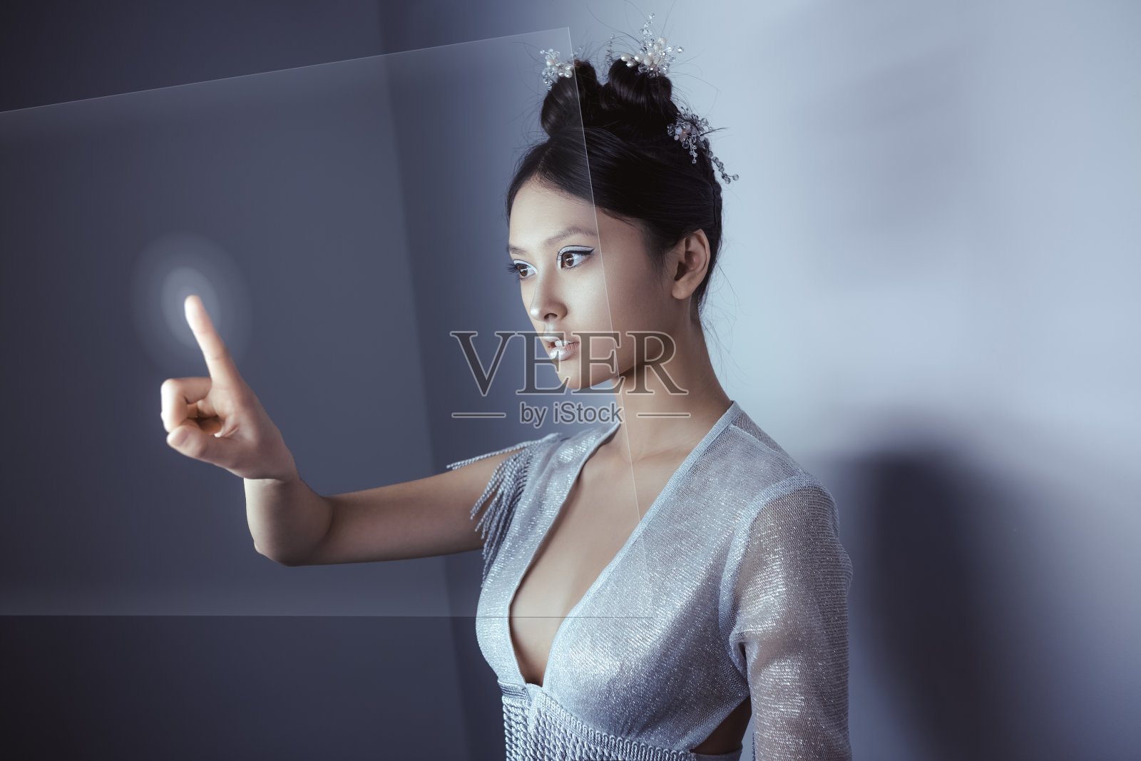 未来的概念。年轻漂亮的亚洲女人触摸数字全息图照片摄影图片