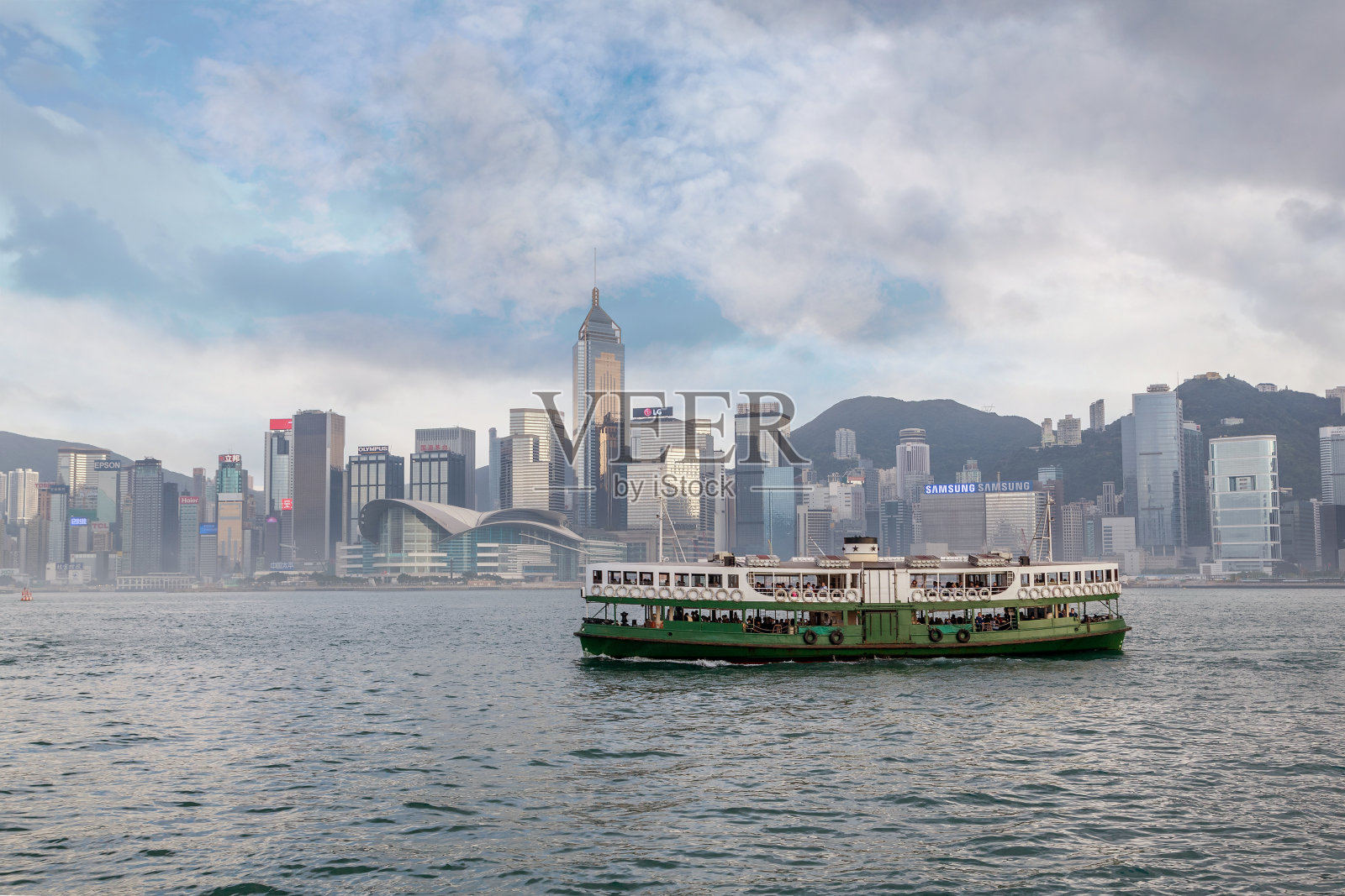 穿过香港维多利亚港的渡轮照片摄影图片