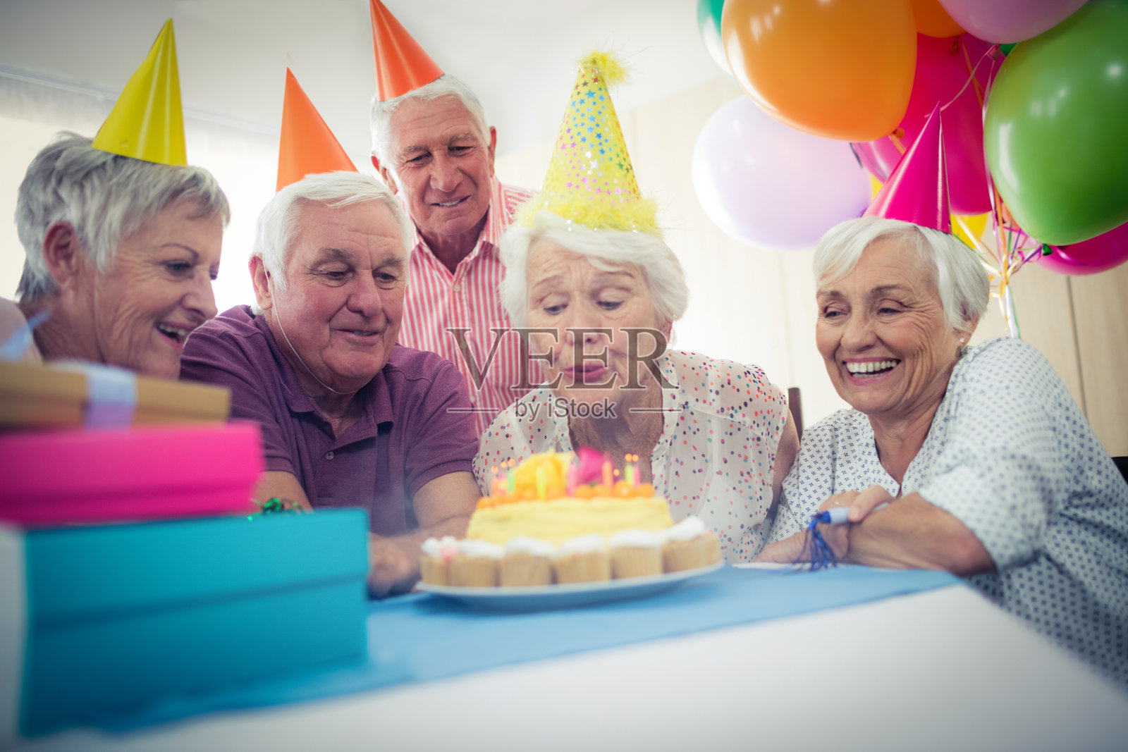 一群庆祝生日的老年人照片摄影图片