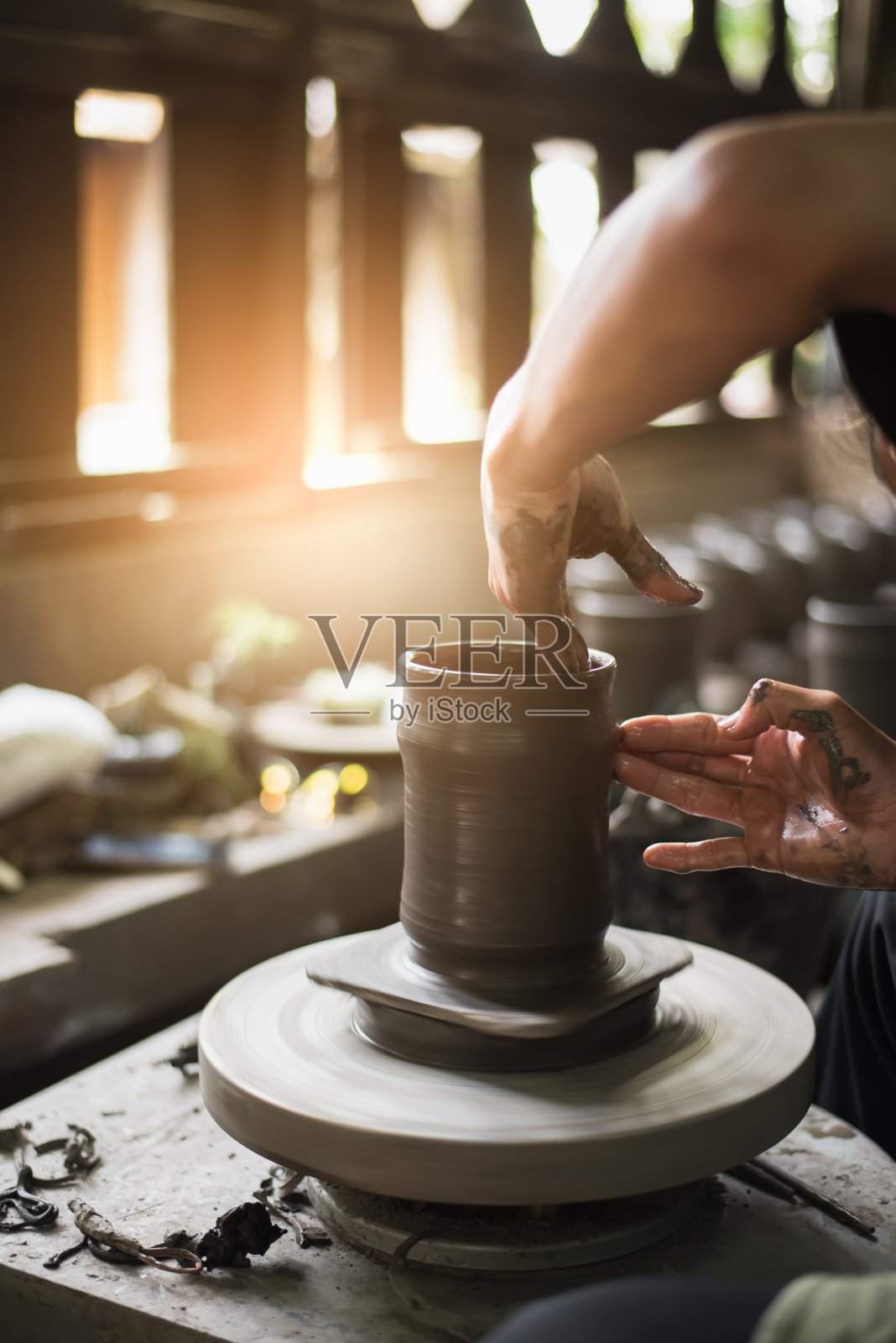 陶工用手塑造软粘土制成陶罐照片摄影图片