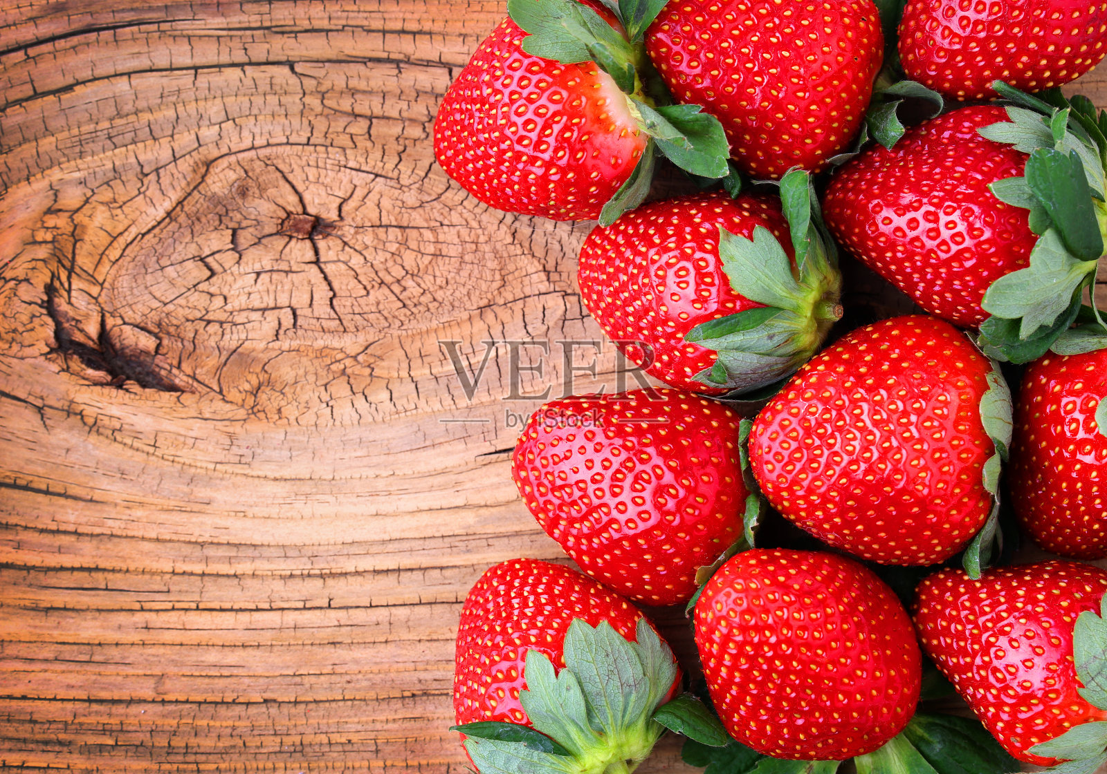木质背景上的草莓照片摄影图片