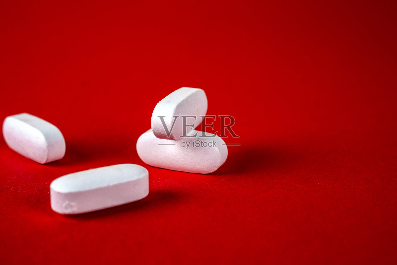 药丸，药片和听诊器的白色背景照片摄影图片