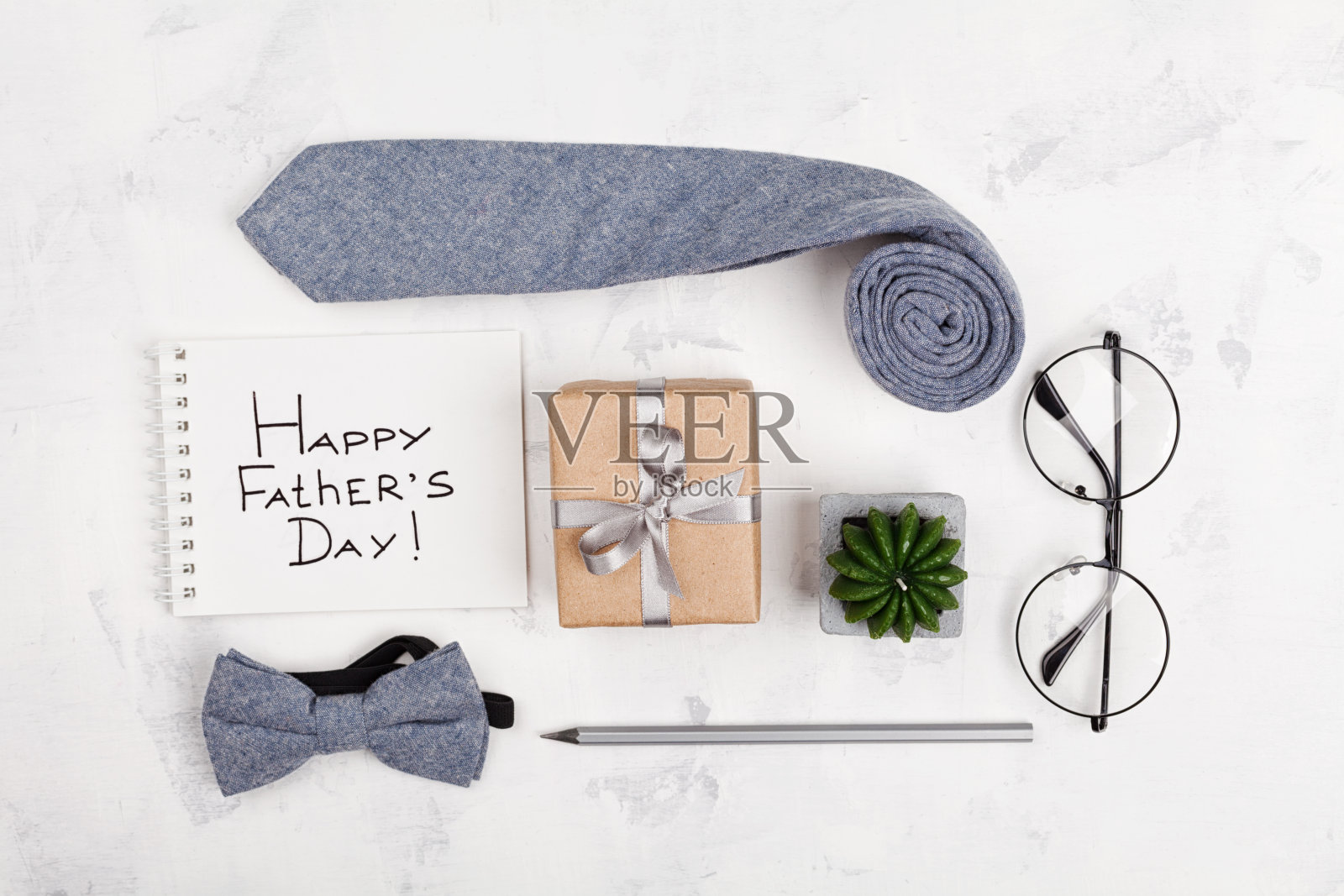 父亲节快乐的背景笔记本，礼物，眼镜，领带和领结。平的。照片摄影图片