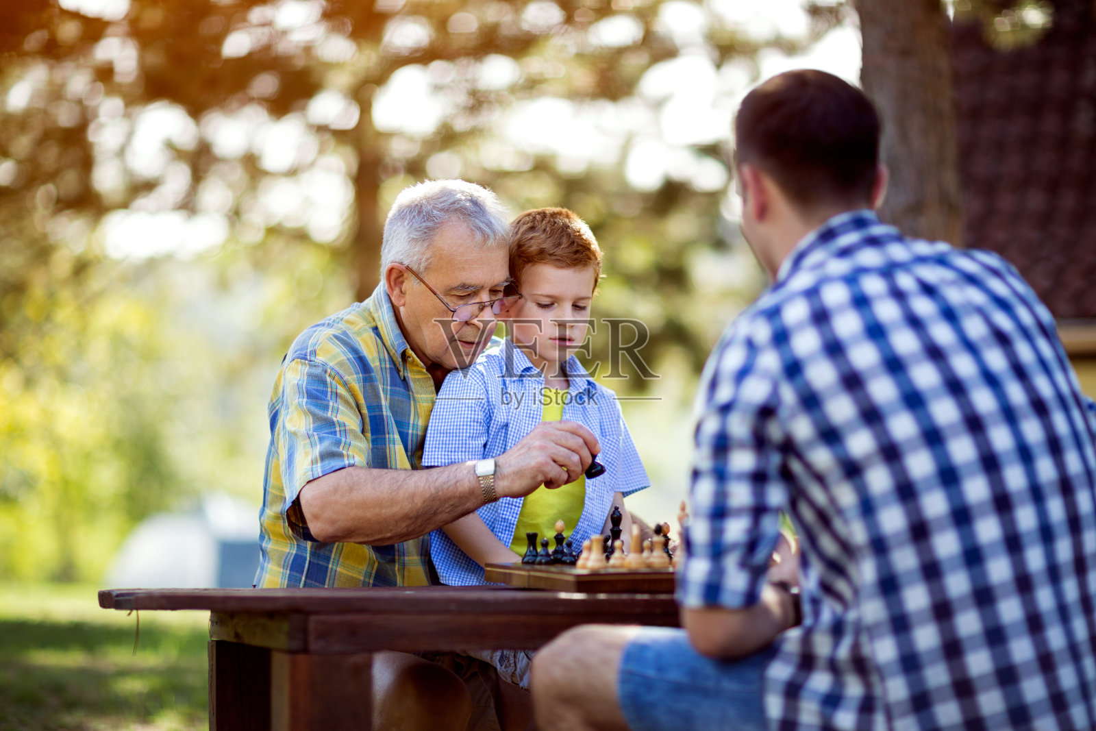 祖父教孙子下棋照片摄影图片