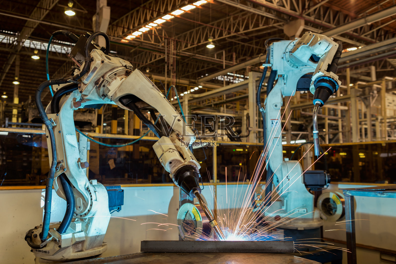 工业机器人手臂用于焊接组装汽车零部件照片摄影图片