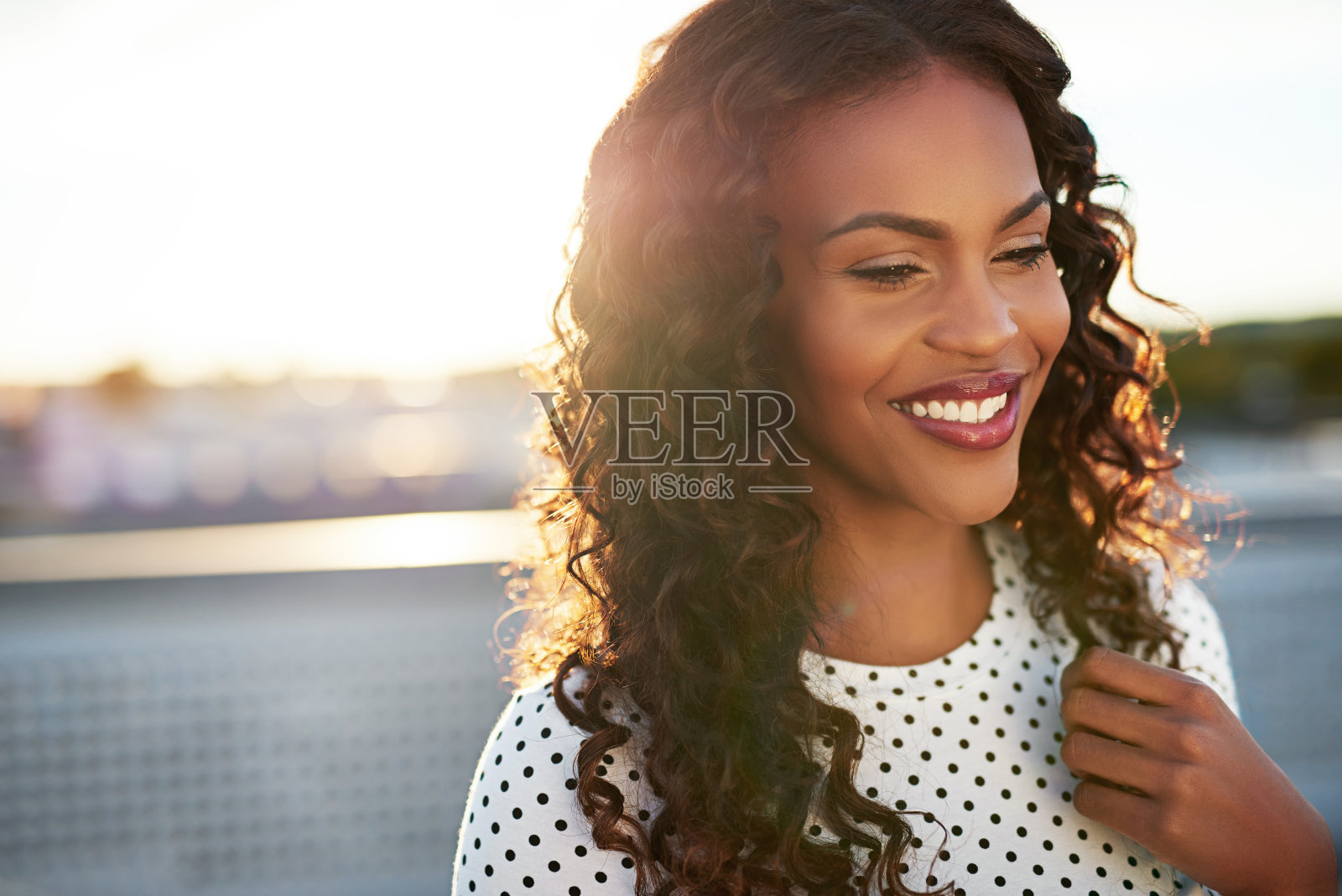 一个微笑的黑人妇女的肖像照片摄影图片