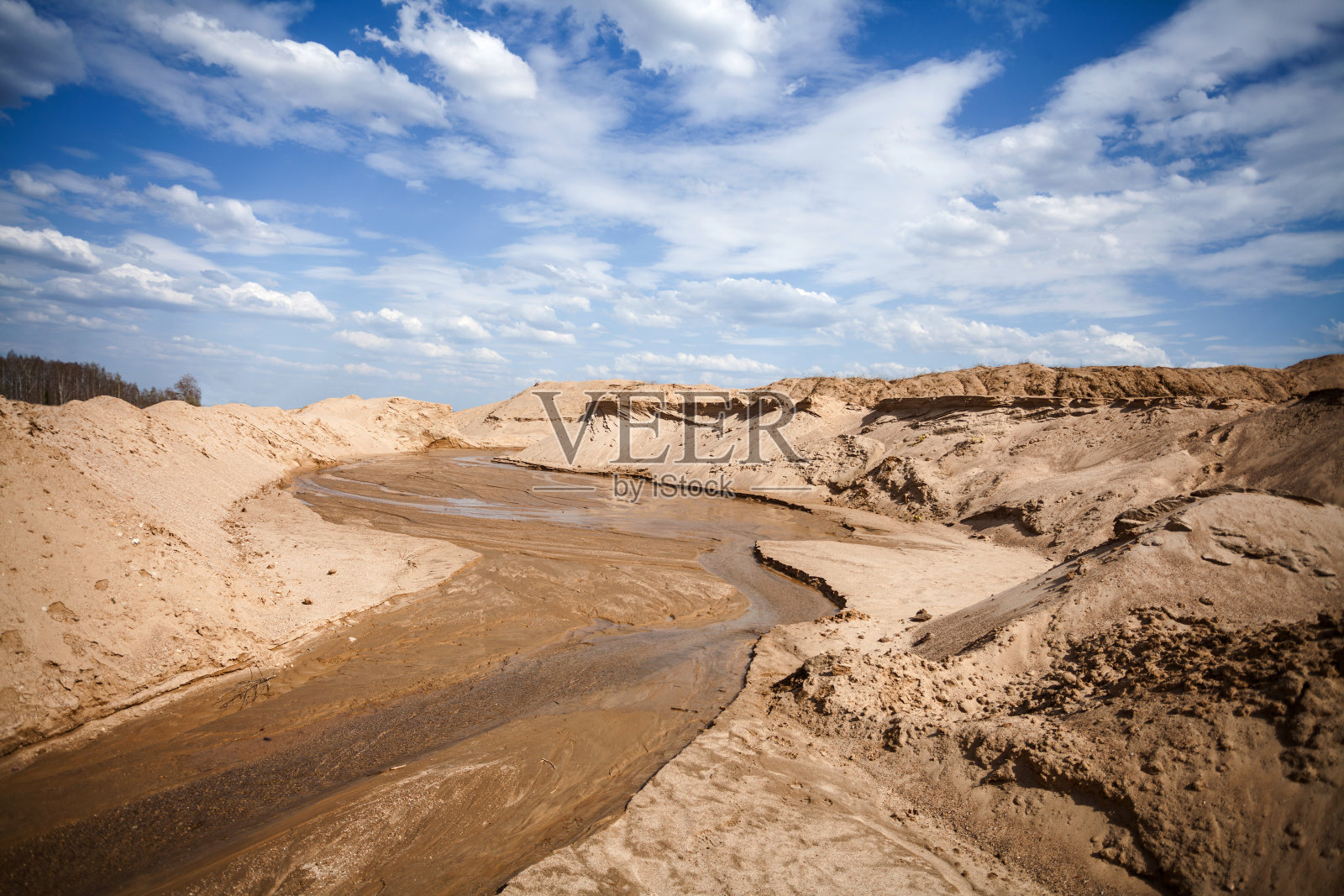 沙漠中干涸的河流和蓝天照片摄影图片