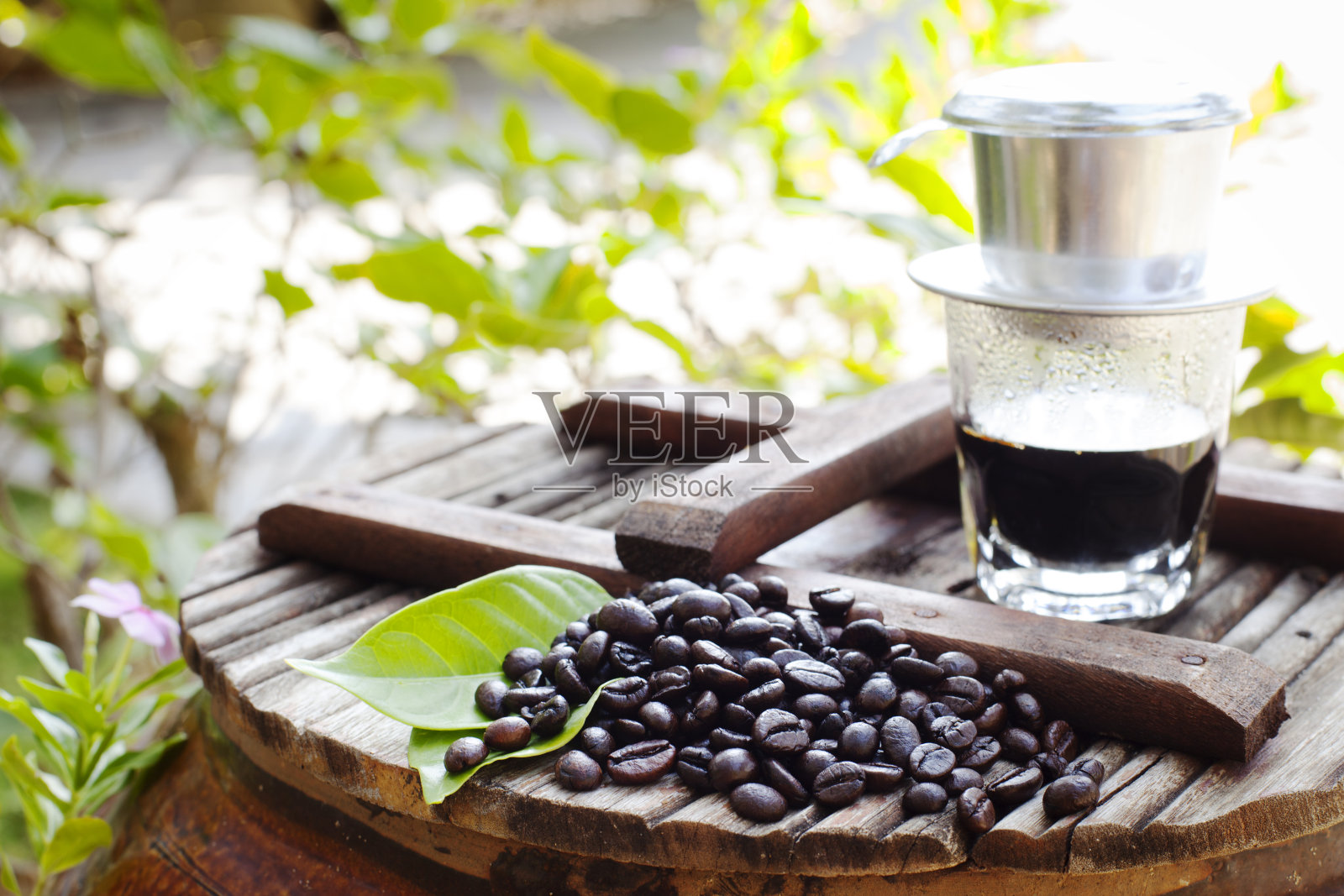黑咖啡和新鲜烘豆。越南的风格。照片摄影图片