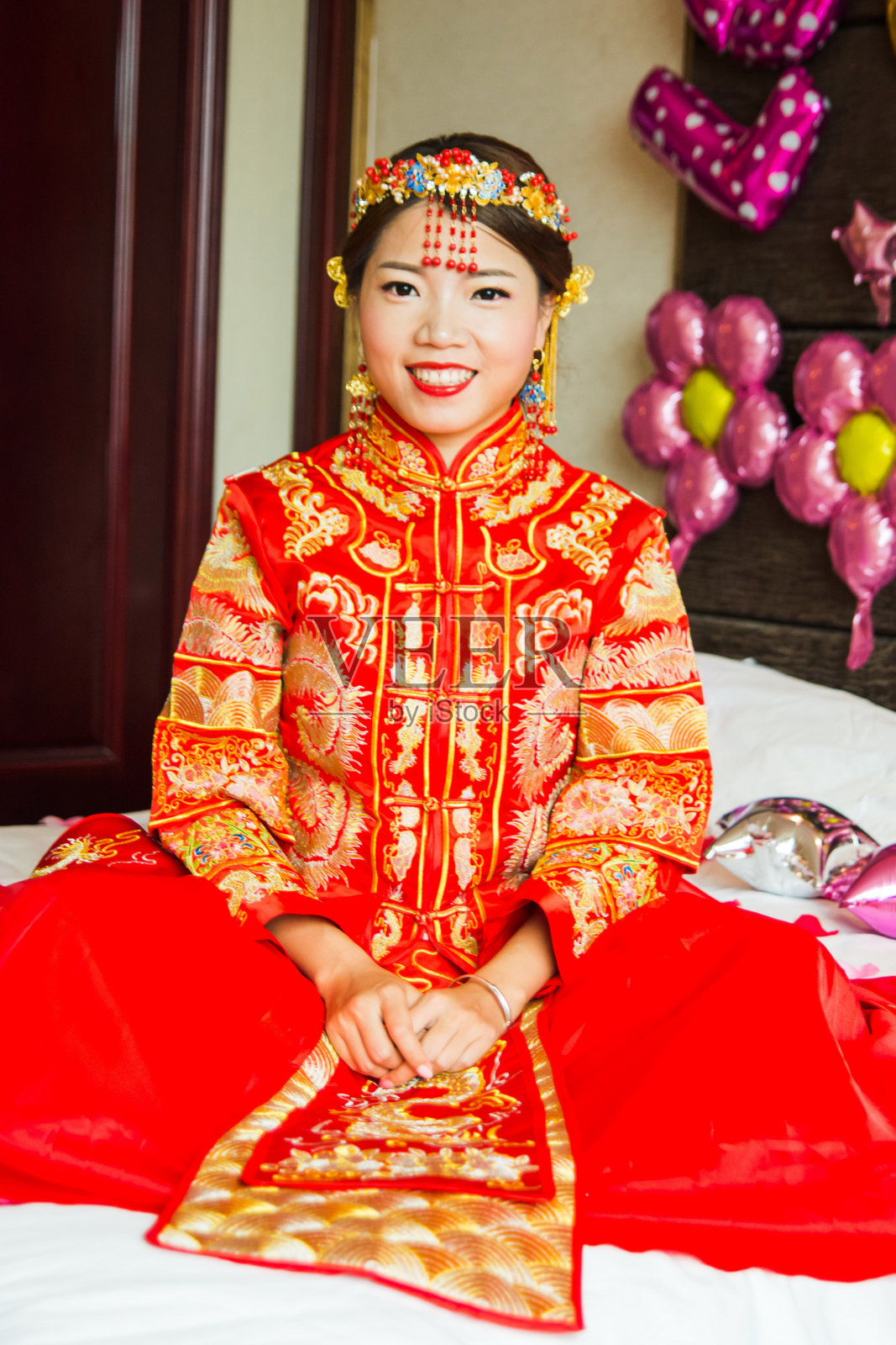 穿着传统红色婚纱的中国新娘照片摄影图片