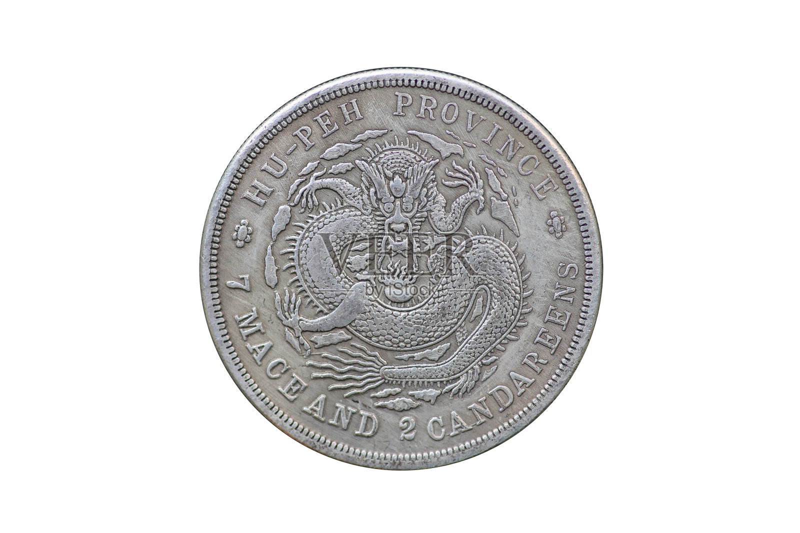 白色背景上孤立龙的中国古钱币。照片摄影图片