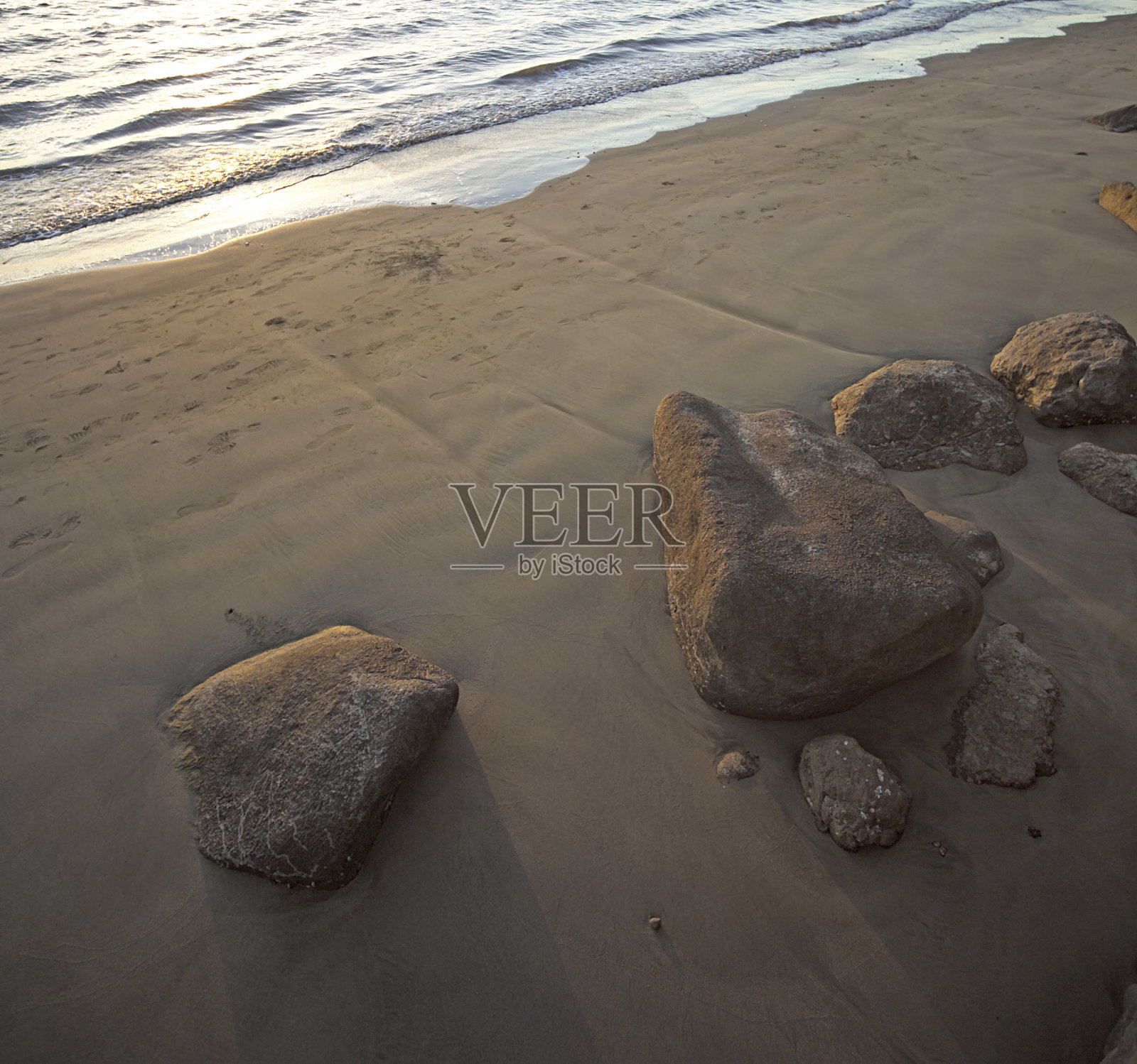 海滩上的岩石照片摄影图片
