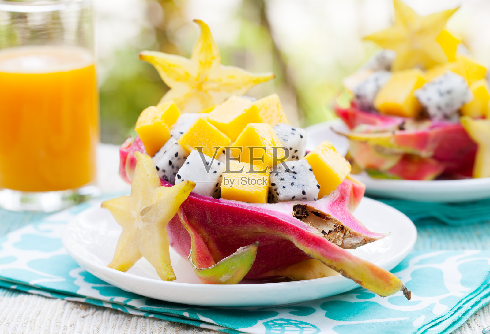 热带沙拉:火龙果、芒果、火龙果碗照片摄影图片