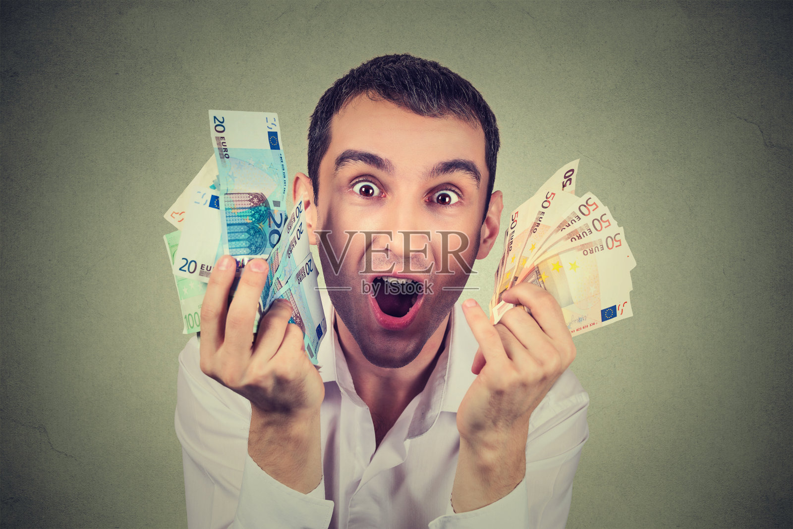 肖像快乐的年轻人与钱欧元钞票照片摄影图片