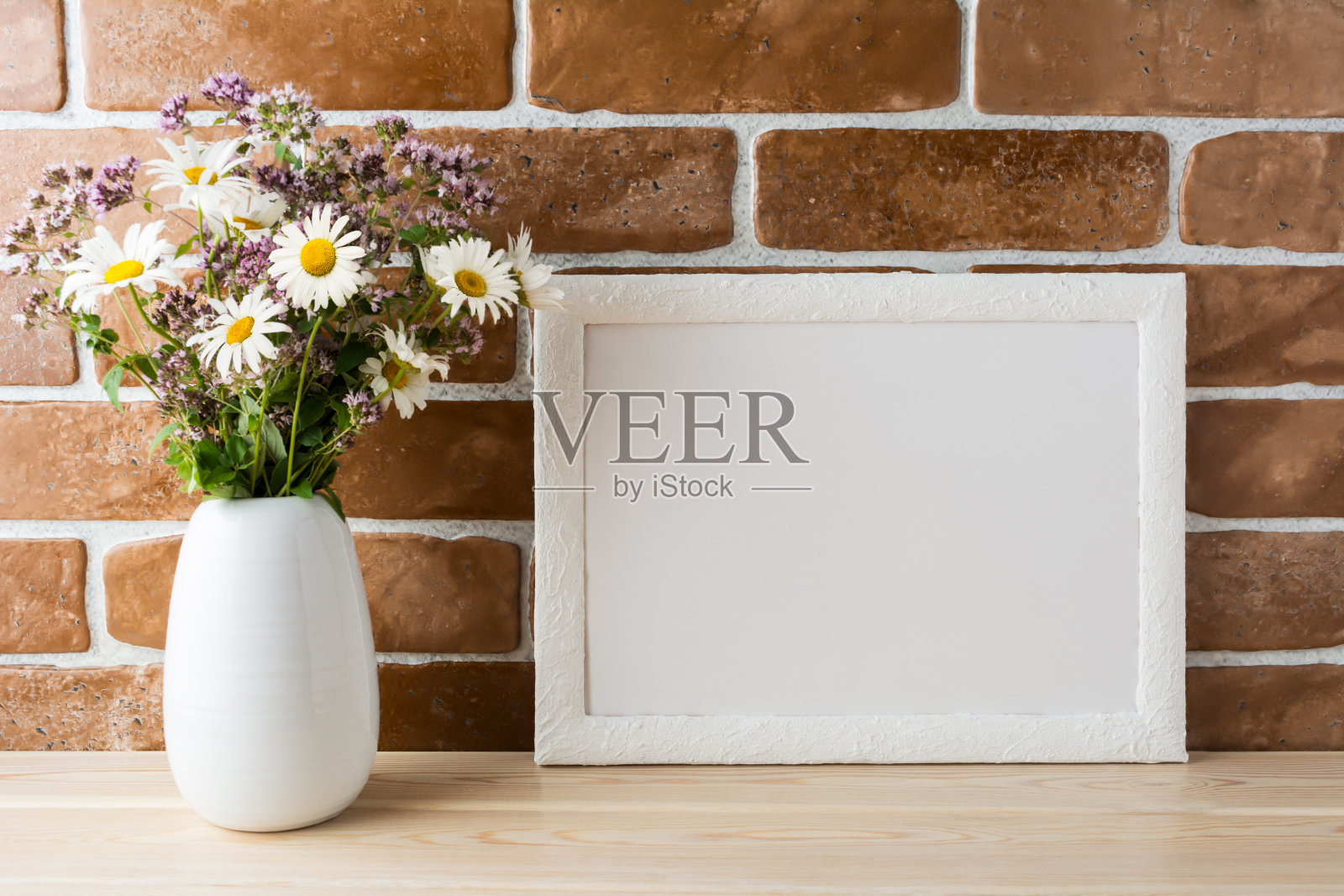 白色景观框架模型与野花花束在花瓶风格照片摄影图片