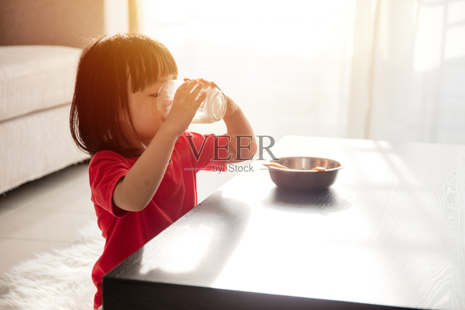 亚洲华人小女孩吃牛奶早餐照片摄影图片