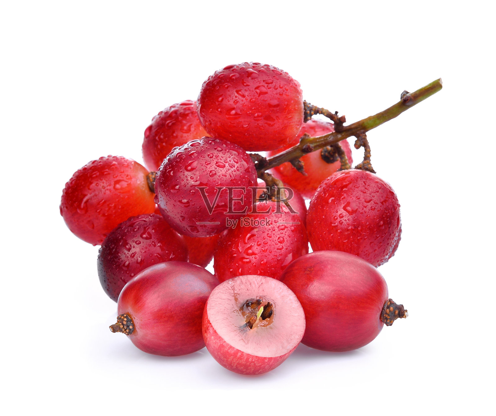 新鲜的红葡萄与水滴孤立在白色的背景。照片摄影图片