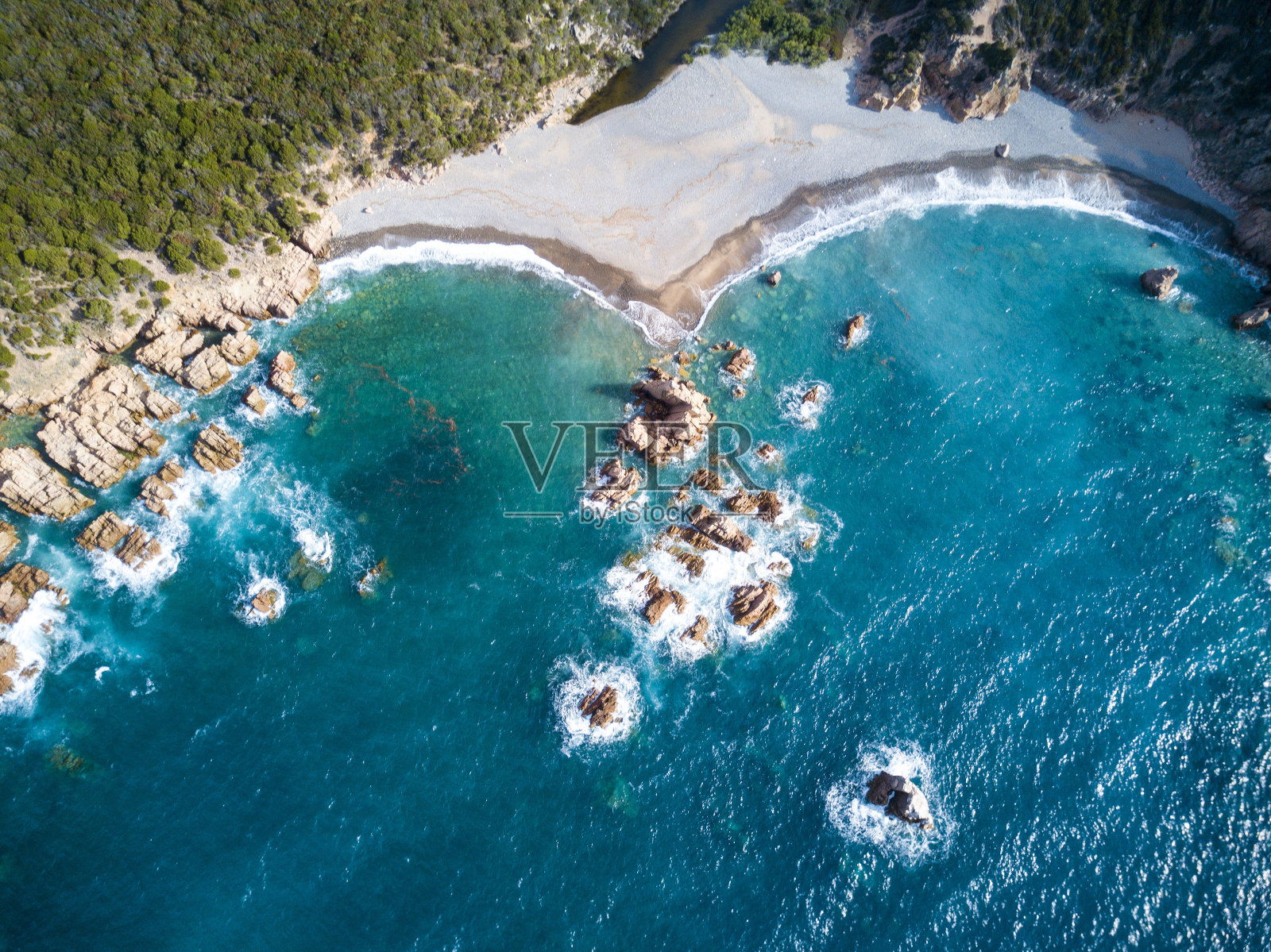 令人惊叹的绿松石海滩鸟瞰图。撒丁岛的翡翠海岸是世界上最美丽、最著名的海岸之一照片摄影图片