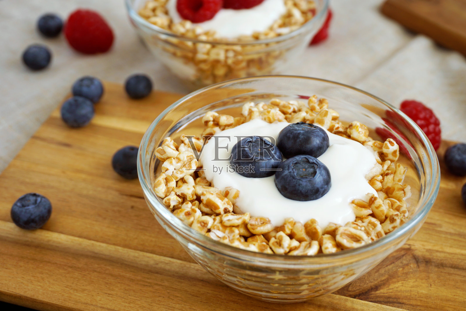 浆果、酸奶和斯佩尔特薄片的健康早餐照片摄影图片