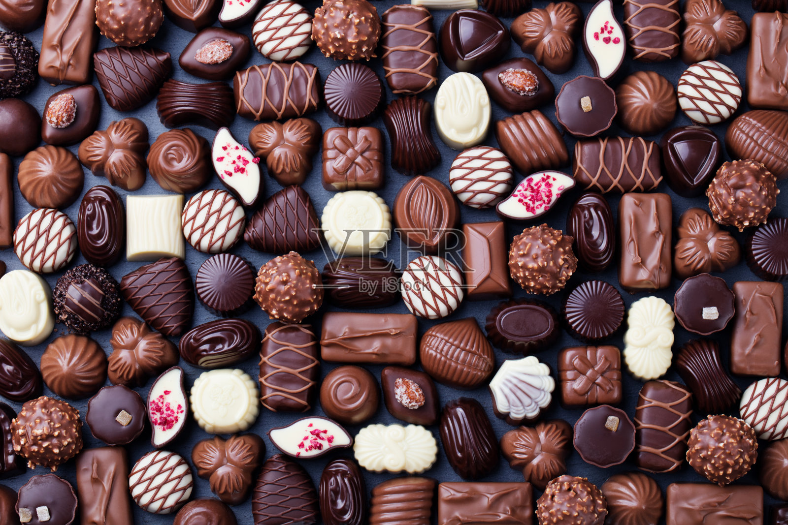 各式各样的精致巧克力糖果。俯视图照片摄影图片