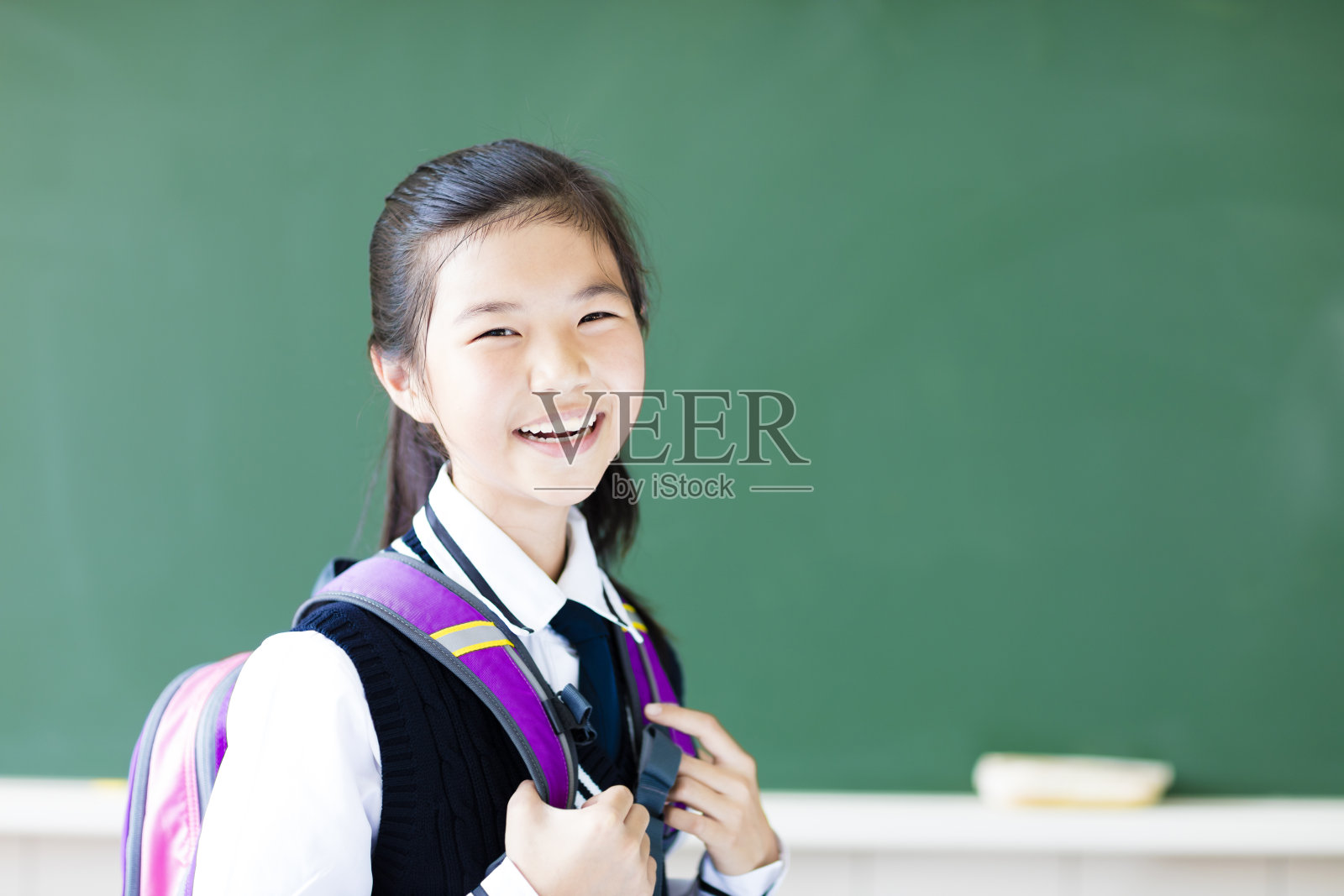 微笑的少女学生女孩在教室里照片摄影图片