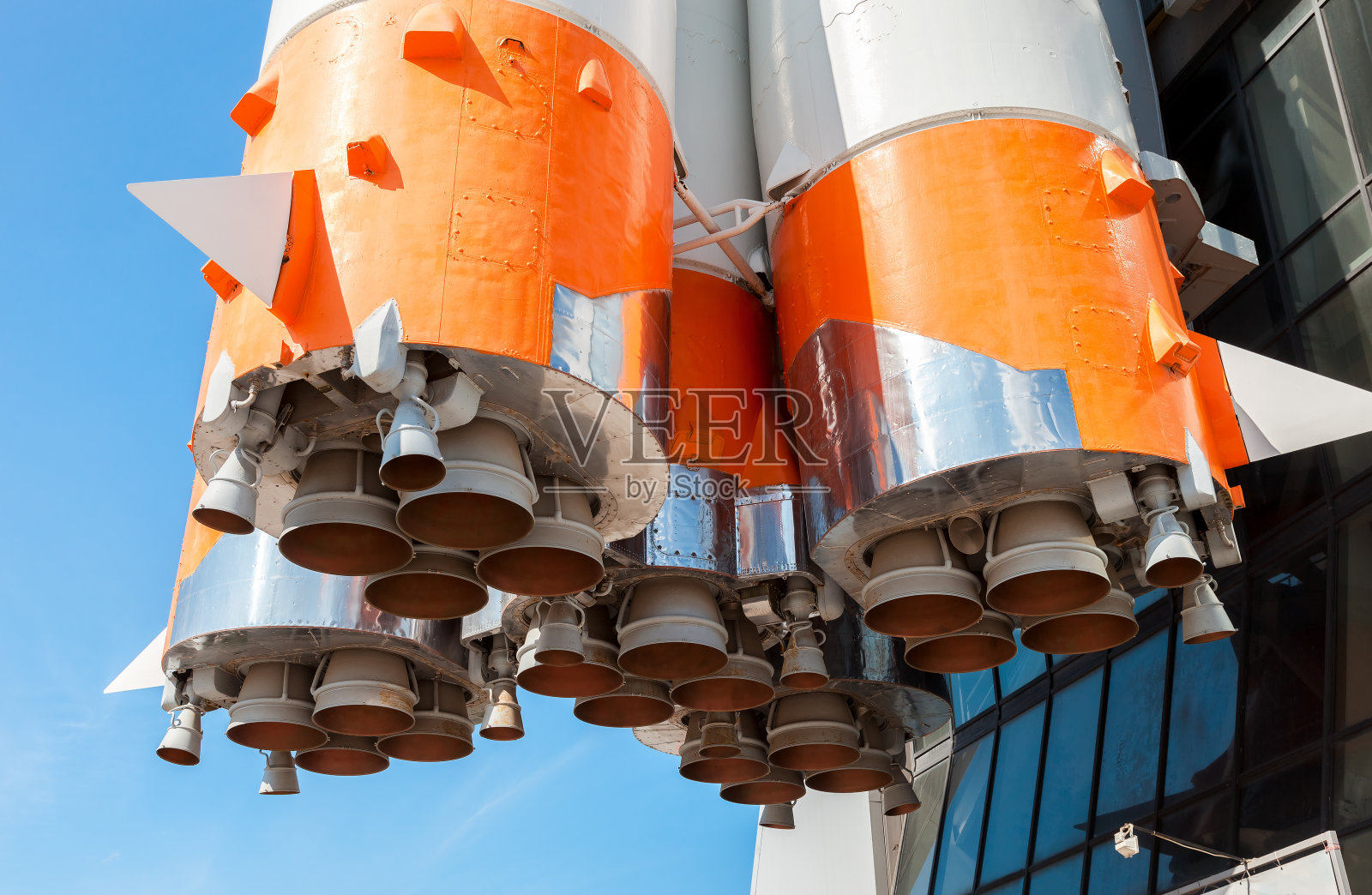 蓝天背景下的太空火箭发动机细节照片摄影图片