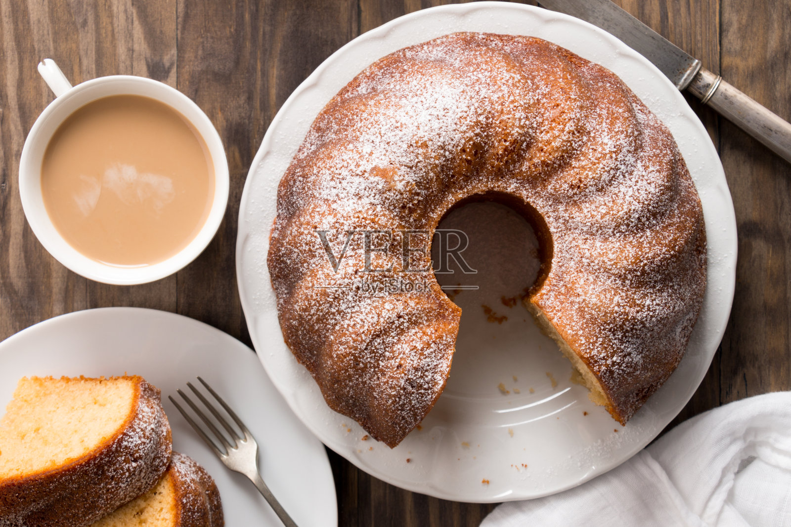 海绵蛋糕，咖啡和牛奶照片摄影图片