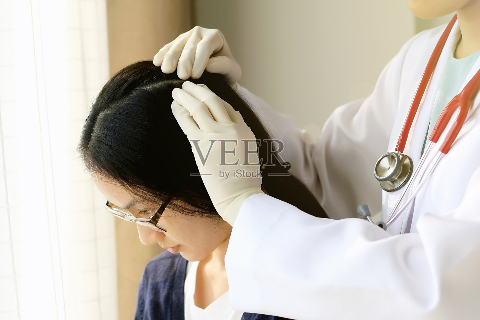 女医生检查患者的头发和头皮，皮肤科医生检查头皮疾病。照片摄影图片