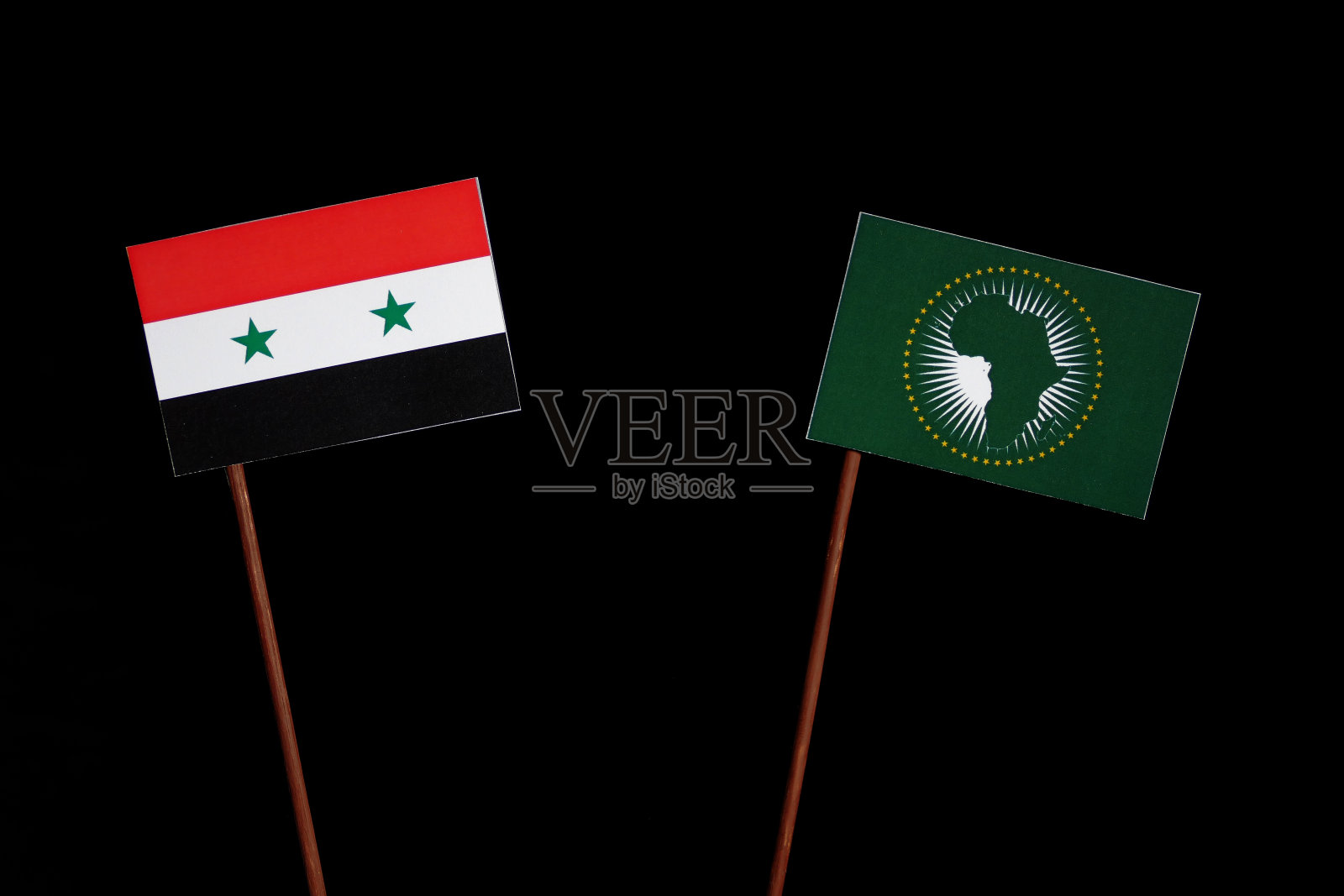 叙利亚国旗和非洲联盟旗帜在黑色背景孤立照片摄影图片