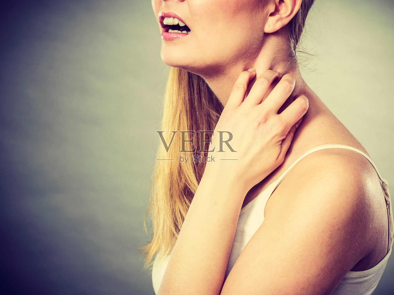 女人用过敏皮疹挠痒脖子照片摄影图片