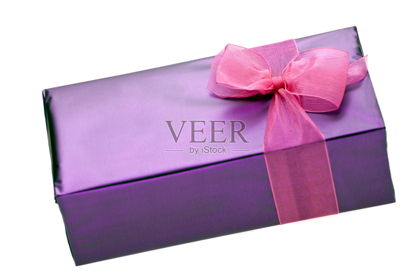 紫色礼盒，粉红丝带，白色背景。照片摄影图片