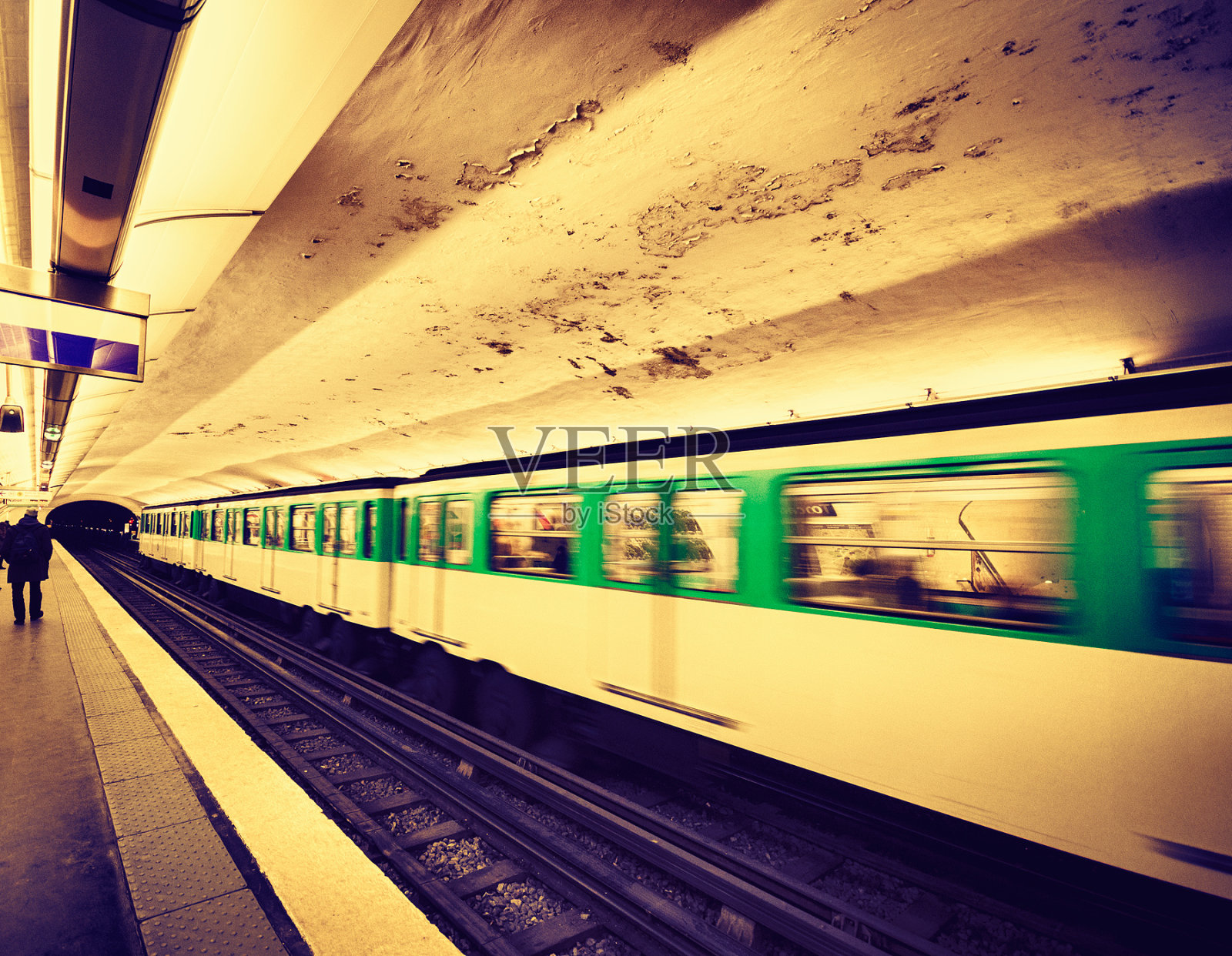 地铁在巴黎地下照片摄影图片