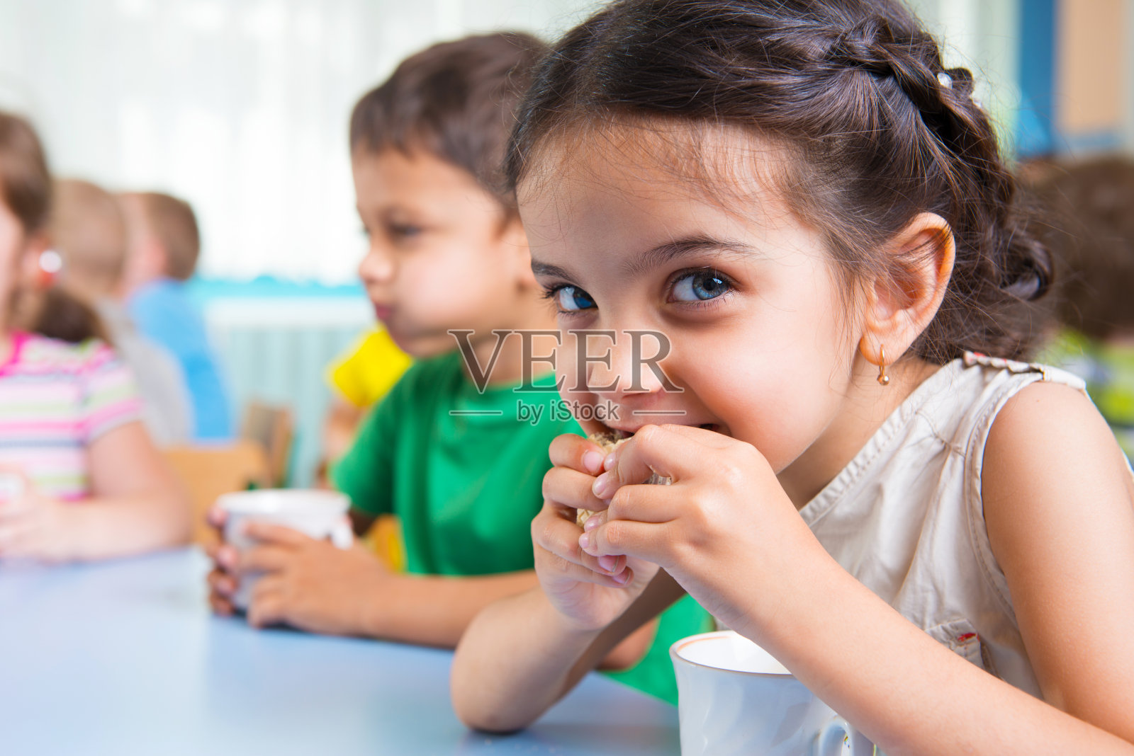 可爱的小孩子喝着牛奶照片摄影图片