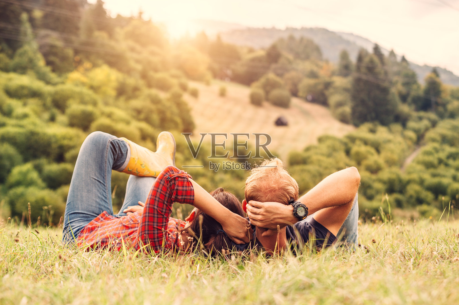 一对相爱的情侣在乡间的青山上休息照片摄影图片