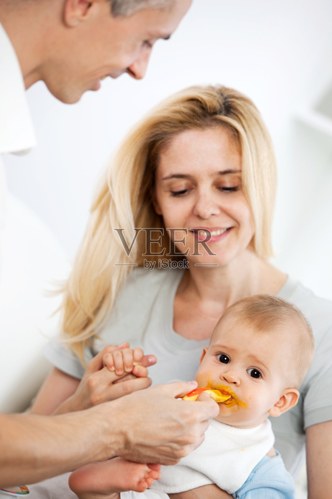 婴儿吃粥。照片摄影图片